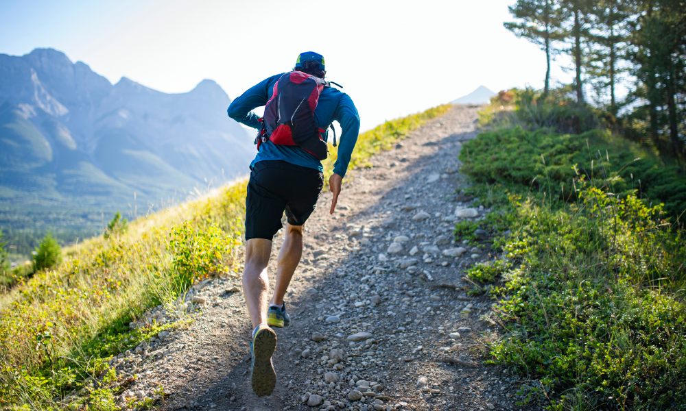 https://admin.tecnomedica.com.co//backend/admin/backend/web/archivosDelCliente/blogs/images/20260105092544-hombre-corriendo-montana.jpg